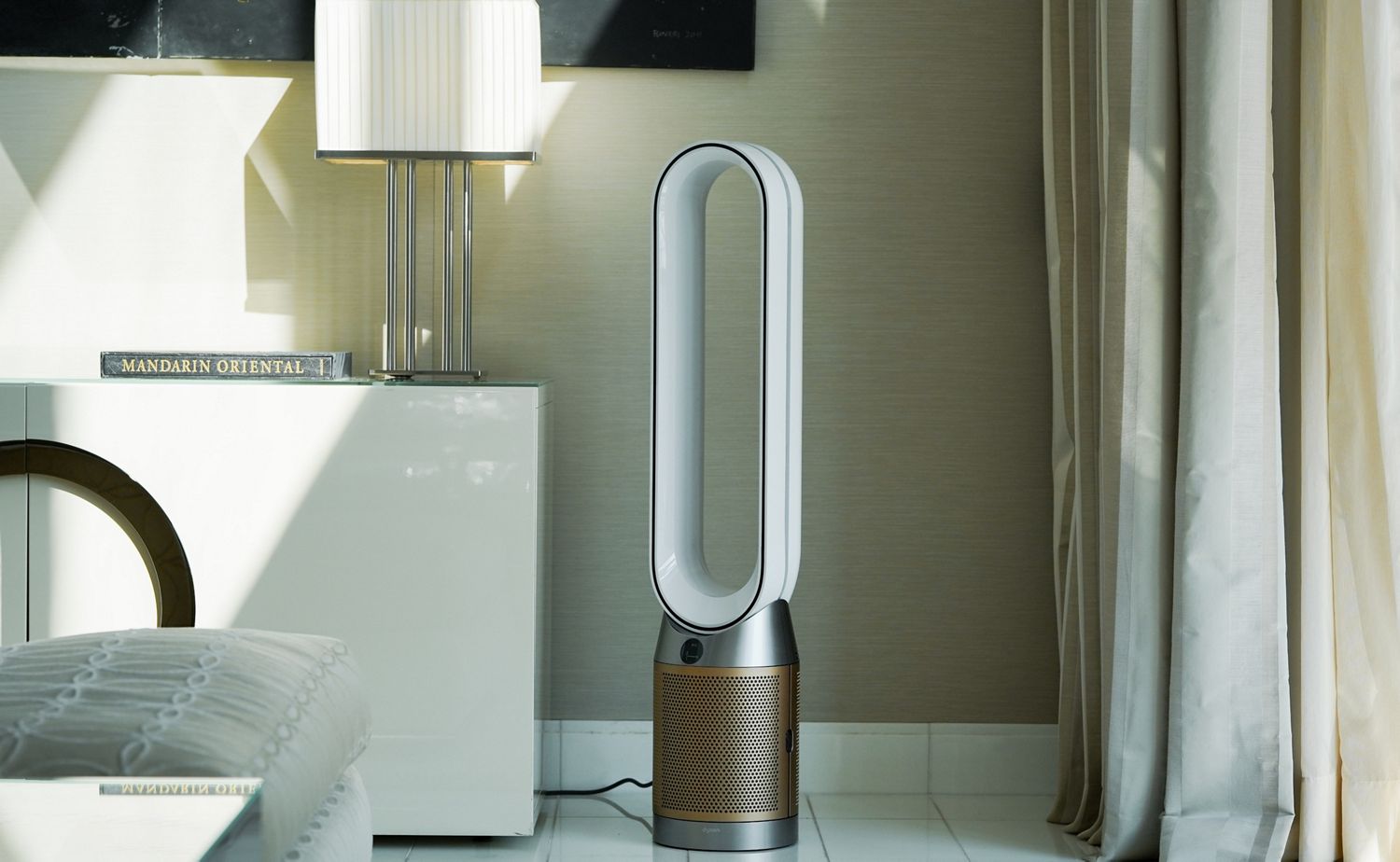Purificateur Dyson sur un bureau dans une chambre d'hôtel
